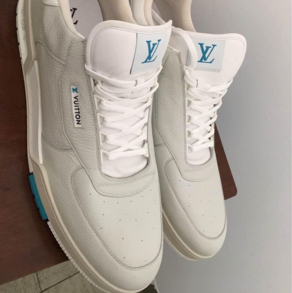 LOUIS VUITTON PARIS AUTHENTIC SNEAKER with the series number VL0230 15. - Picture 5 of 10